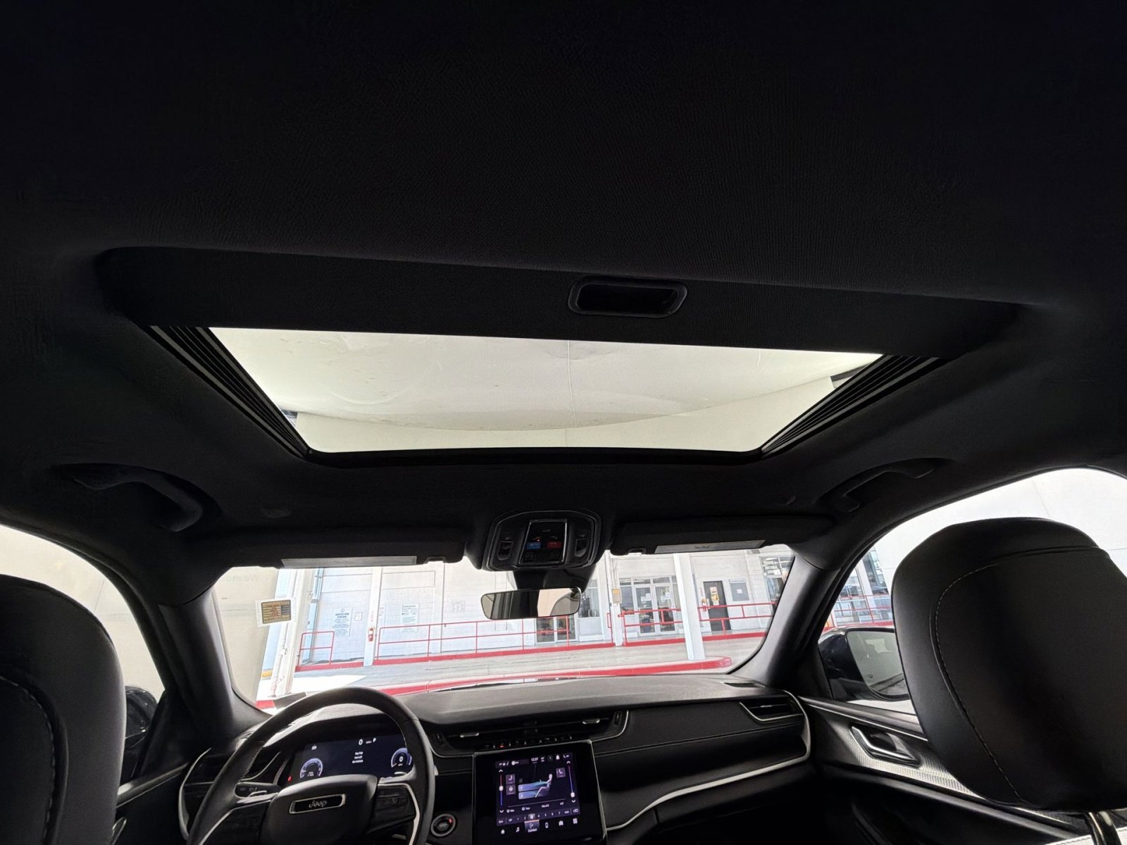 Used 2025 Jeep Grand Cherokee Altitude image 23