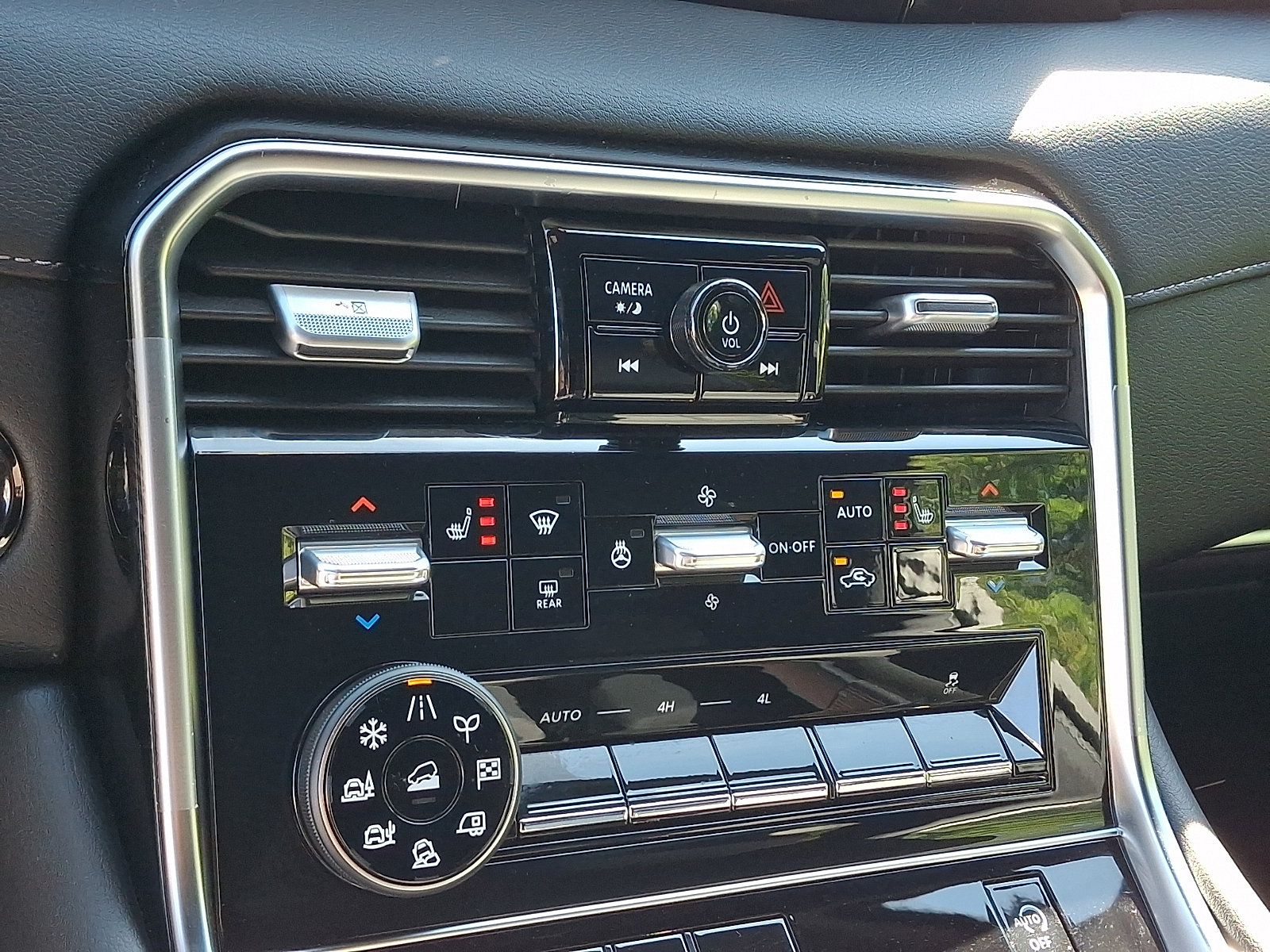 Certified 2025 Nissan Armada SL w/ Captain's Chari Seat Package AWD/4WD image 16