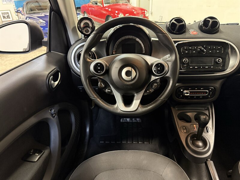 Used 2016 smart fortwo passion RWD image 17