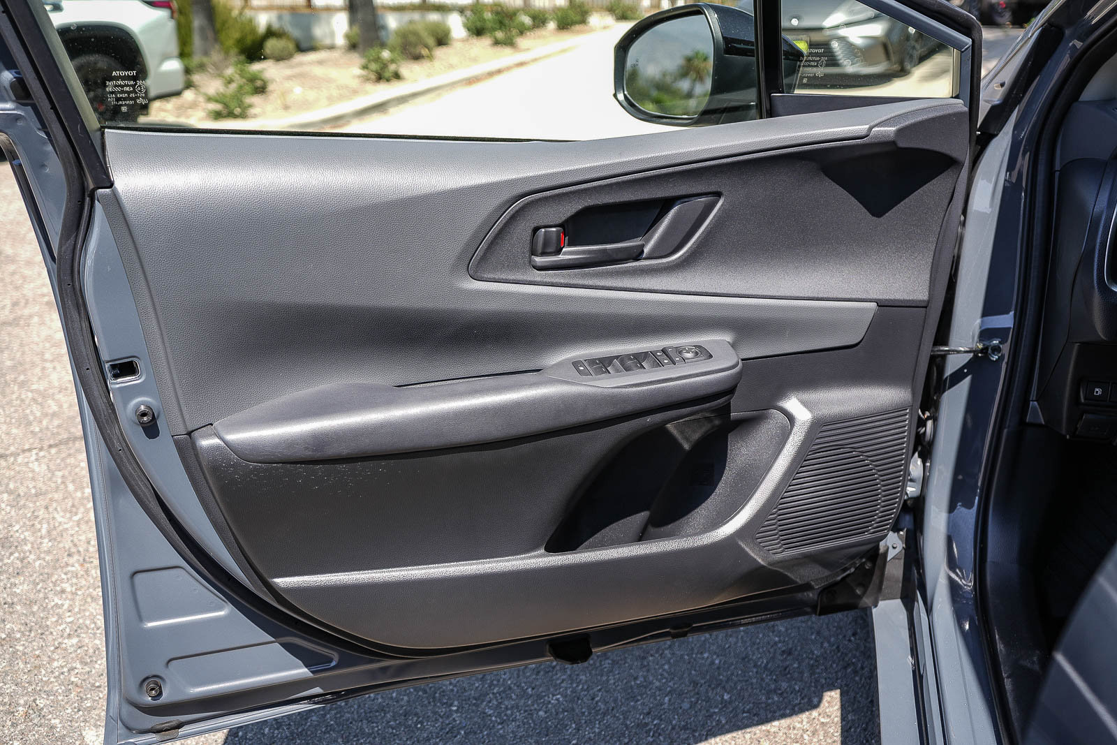 Used 2025 Toyota Prius LE FWD image 21