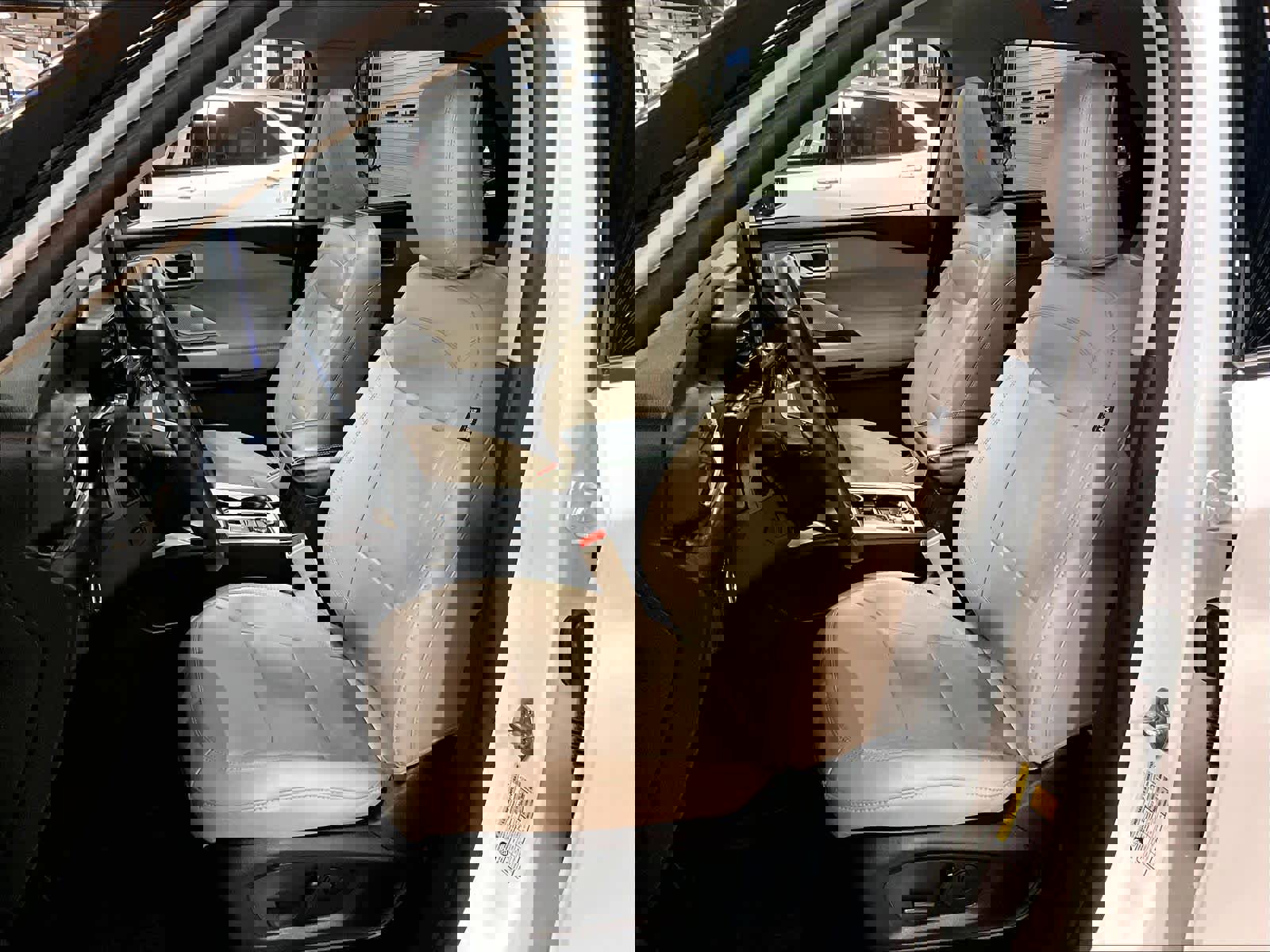 Used 2023 Ford Explorer Limited w/ Limited Technology Package image 10