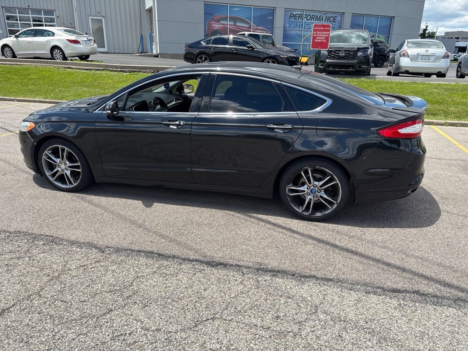 Used 2013 Ford Fusion Titanium w/ Titanium Driver Assist Pkg FWD image 2