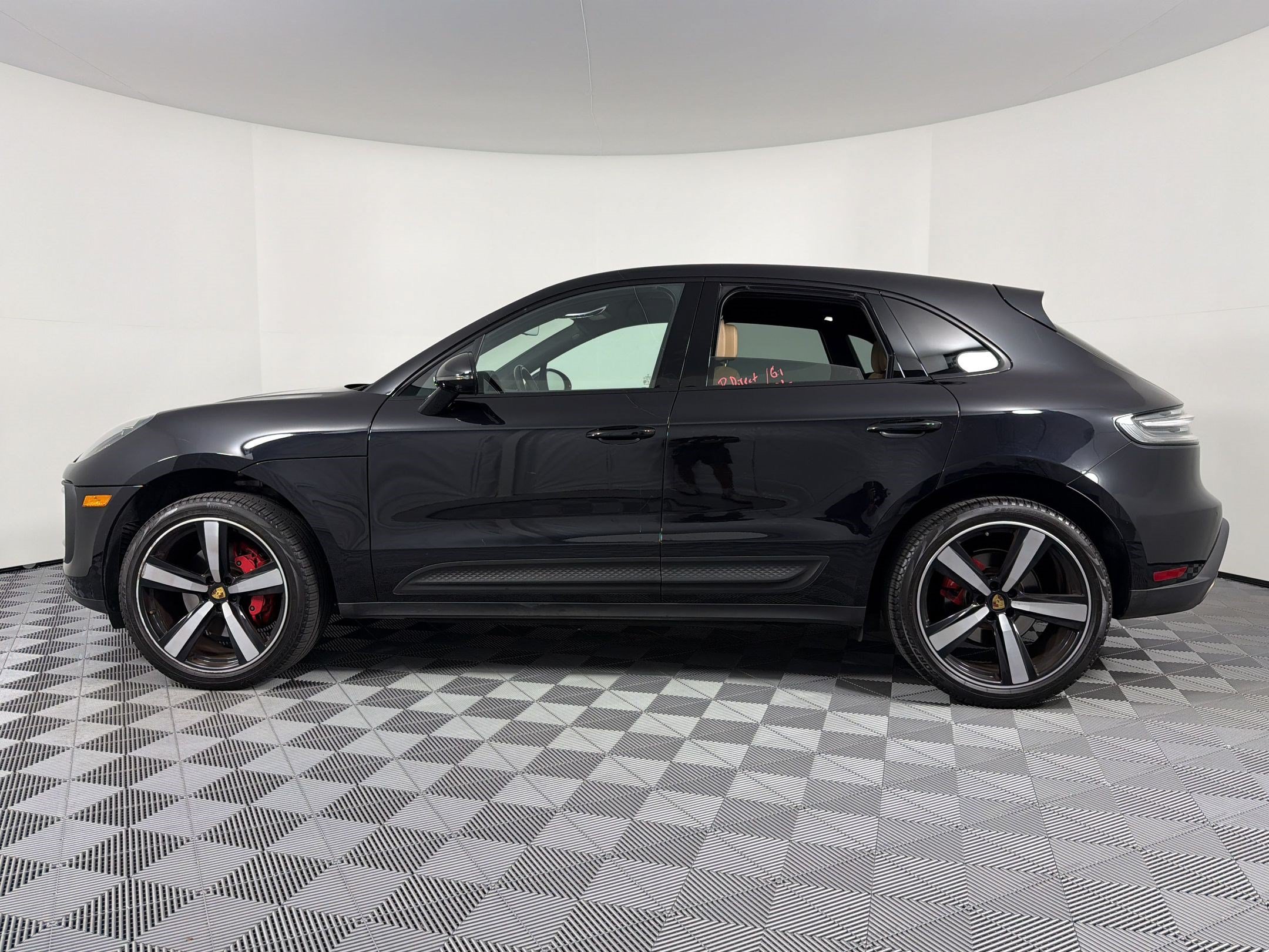 Certified 2024 Porsche Macan S AWD/4WD image 2