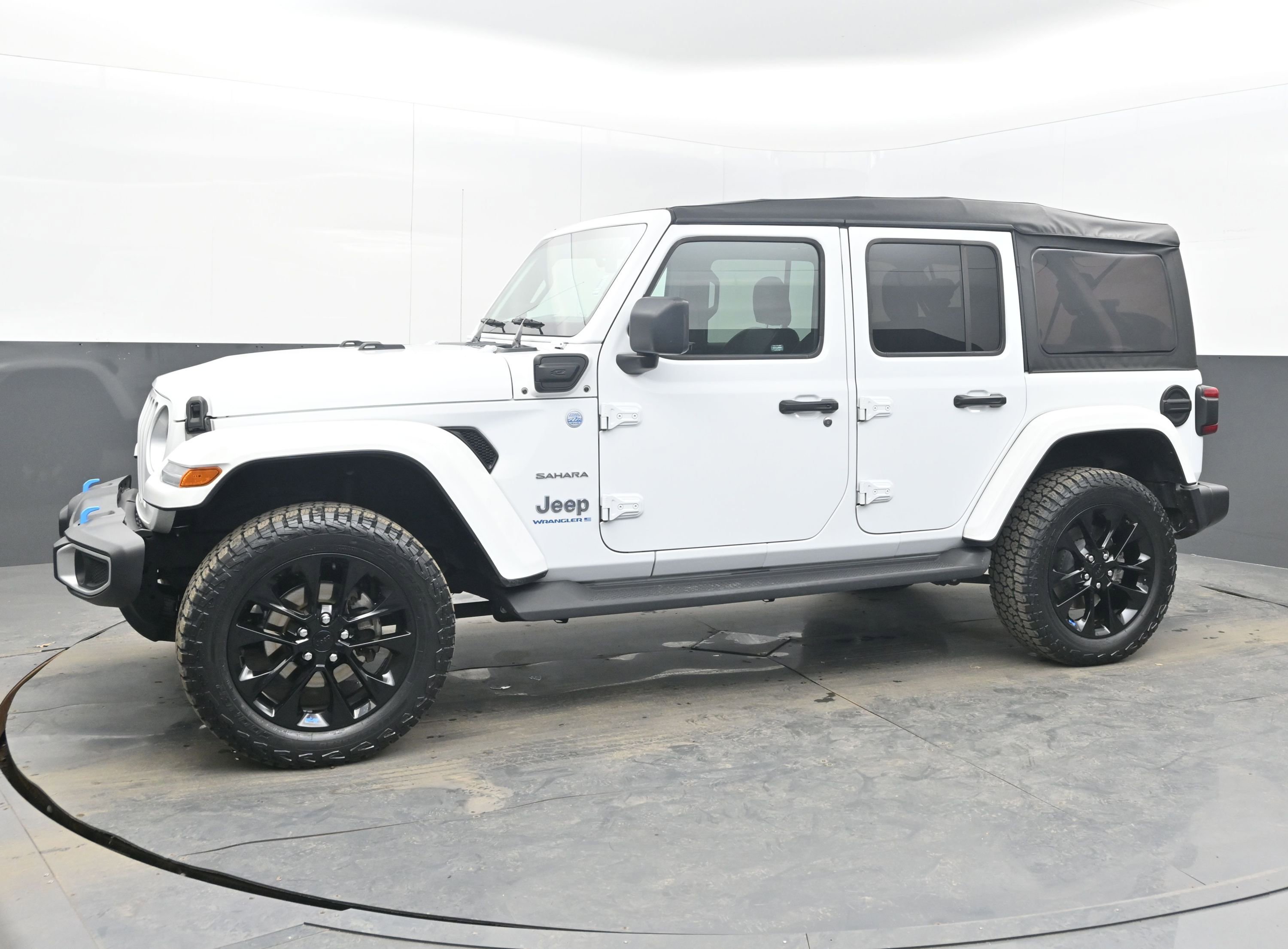 Used 2023 Jeep Wrangler Sahara w/ Cold Weather Group image 5