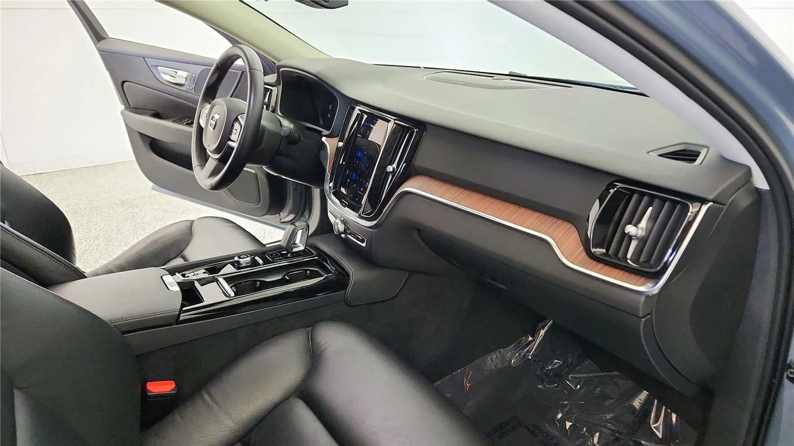 Used 2023 Volvo S60 T8 Plus image 36