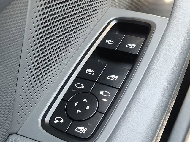 Used 2022 Porsche Taycan image 36