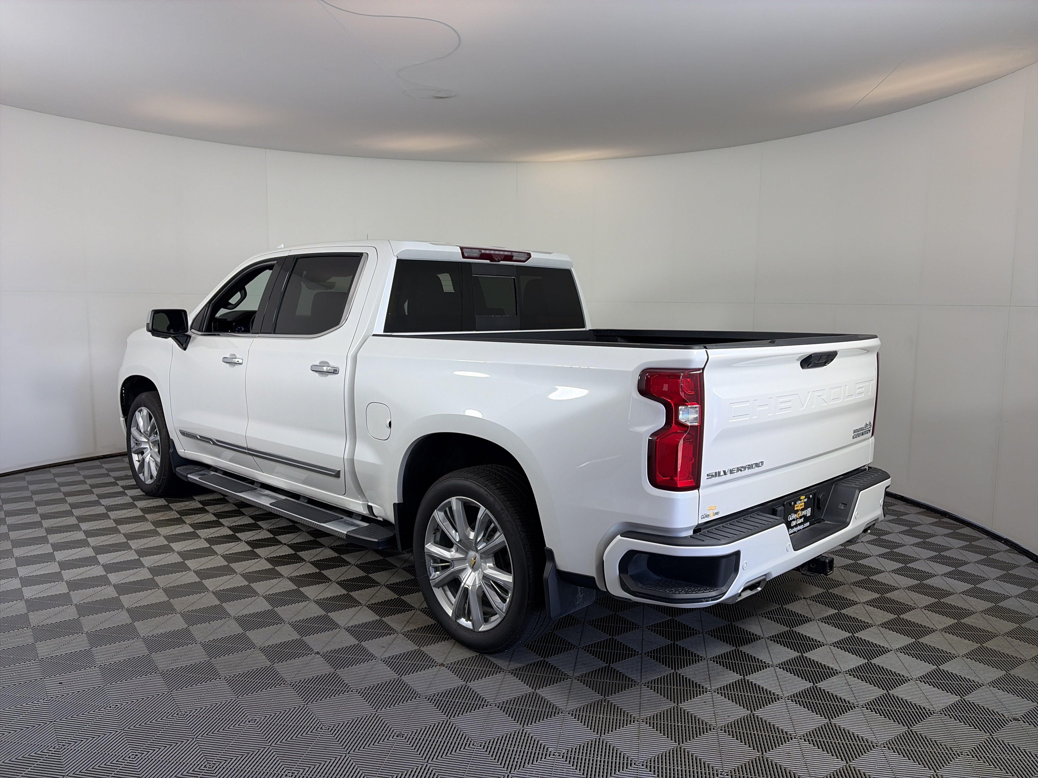 Used 2024 Chevrolet Silverado 1500 High Country w/ High Country Premium Package AWD/4WD image 8