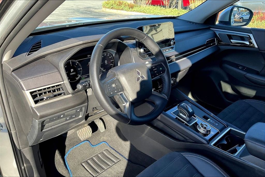 Used 2024 Mitsubishi Outlander SE image 13