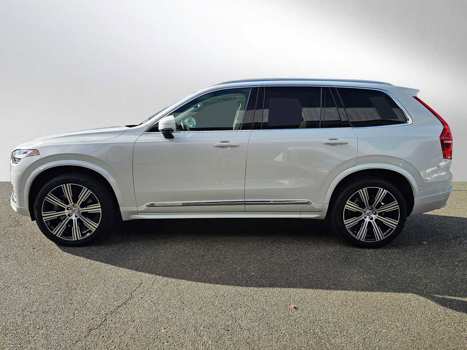 Used 2023 Volvo XC90 T8 Ultimate w/ Lounge Package image 6