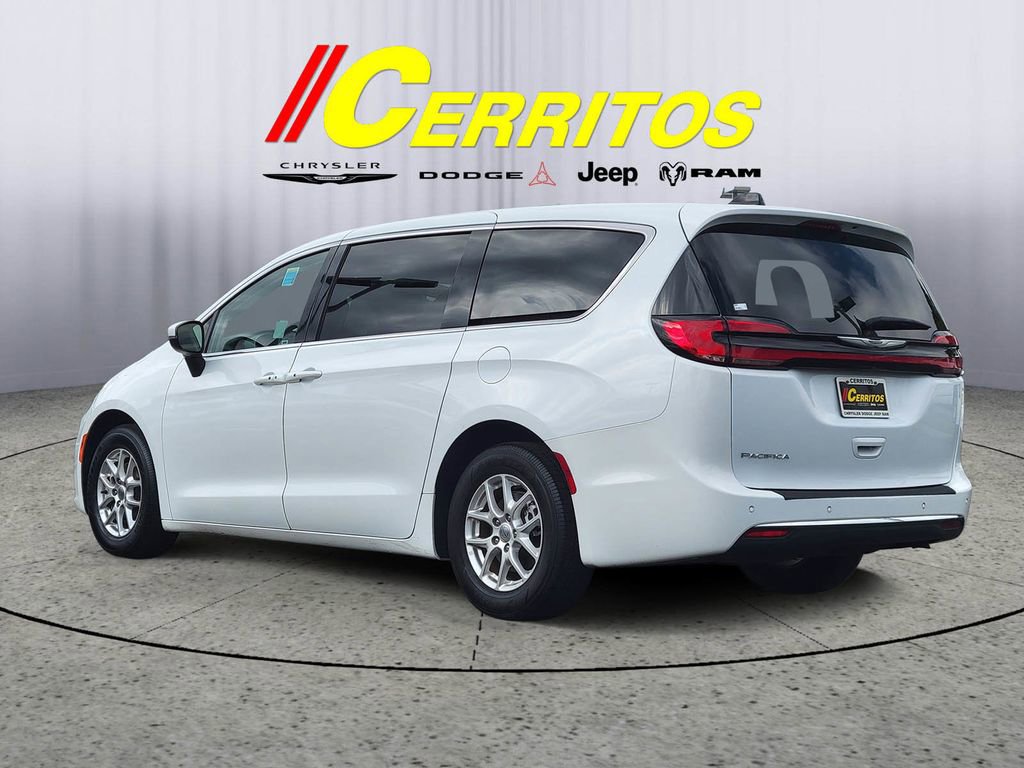 Certified 2023 Chrysler Pacifica Touring-L FWD image 2