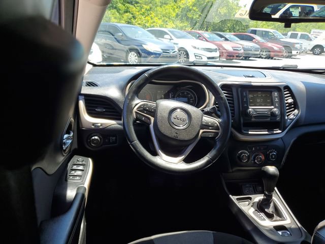 Used 2018 Jeep Cherokee Latitude w/ Altitude Package FWD image 12