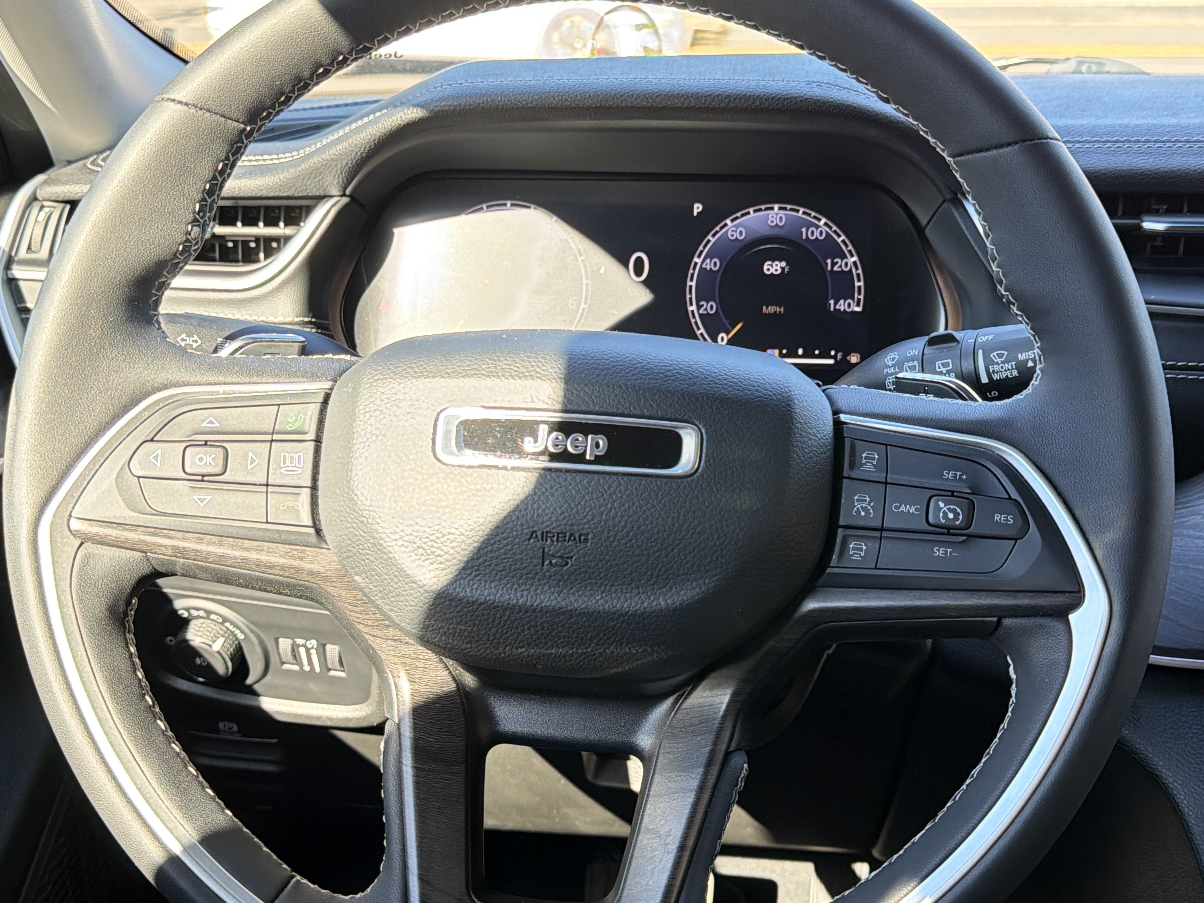 Used 2024 Jeep Grand Cherokee Limited w/ Black Appearance Package AWD/4WD image 13