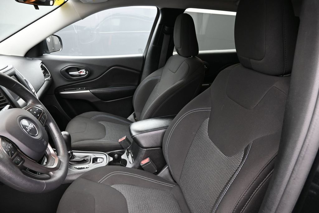 Used 2019 Jeep Cherokee Latitude w/ Popular Appearance Group FWD image 10