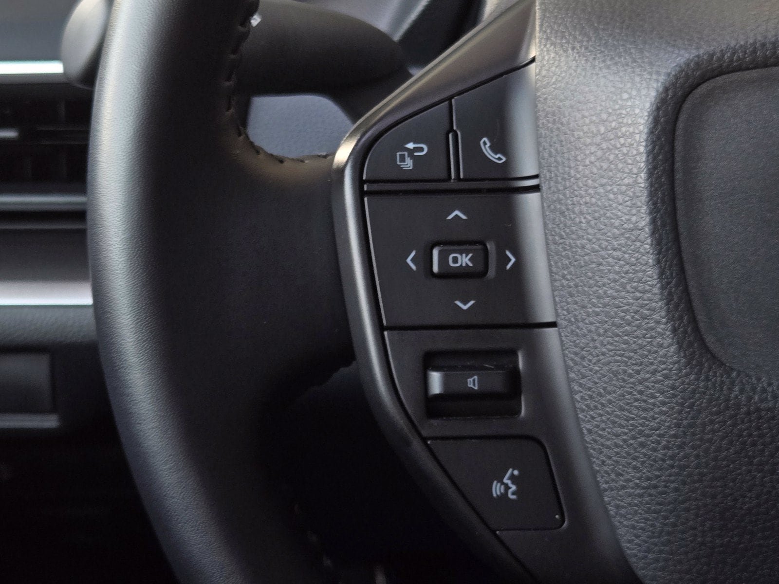 Certified 2025 Toyota Prius LE FWD image 20