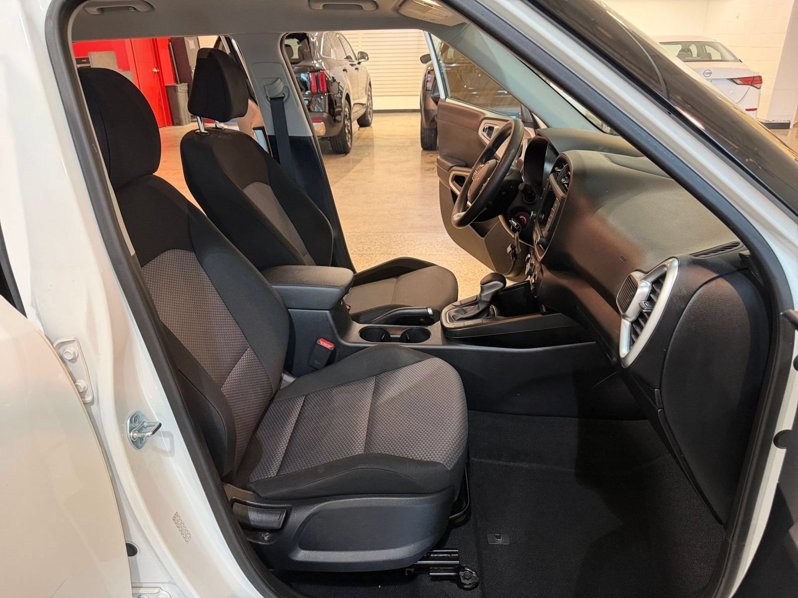 Used 2025 Kia Soul LX w/ LX Technology Package FWD image 35