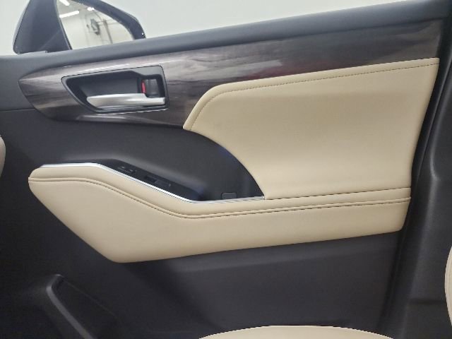 Certified 2025 Toyota Highlander Limited AWD/4WD image 75
