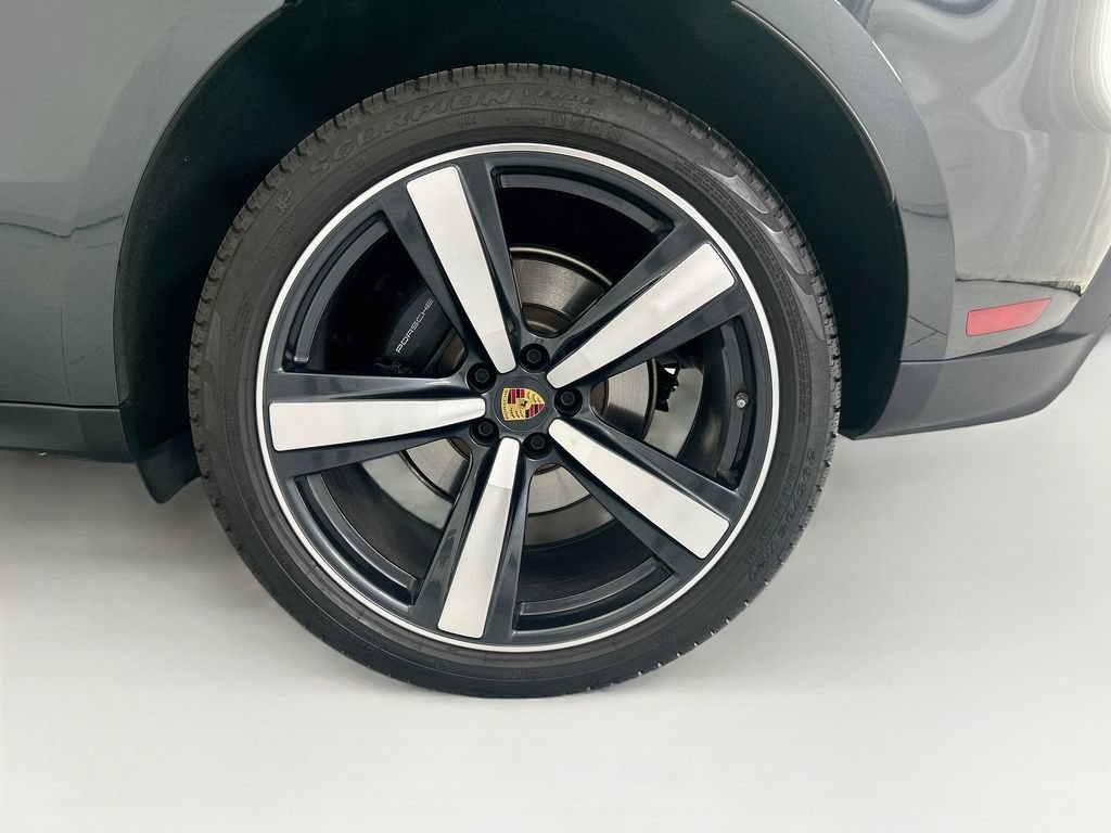Certified 2025 Porsche Macan AWD/4WD image 30