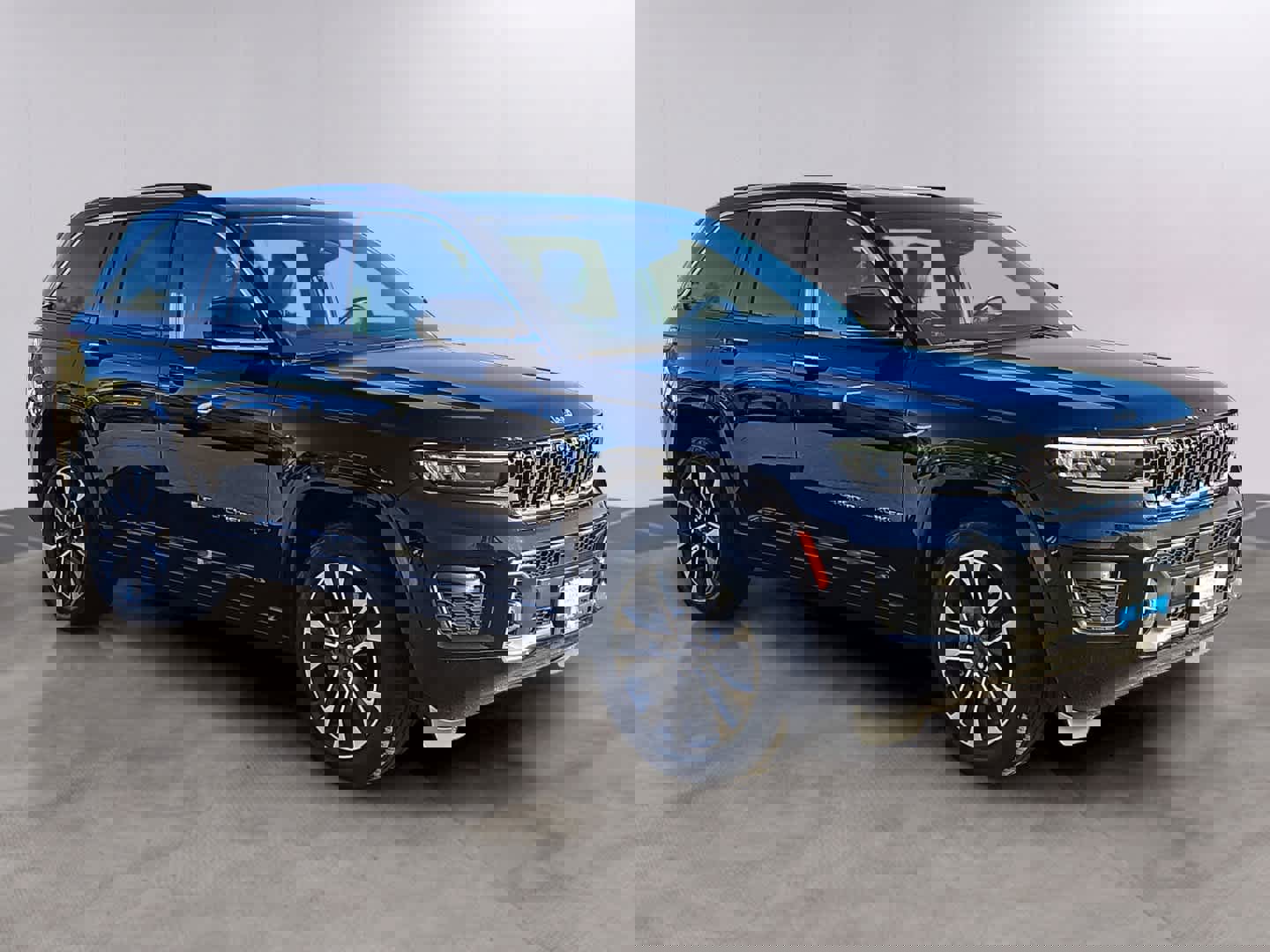 Used 2022 Jeep Grand Cherokee Overland w/ Luxury Tech Group IV image 3