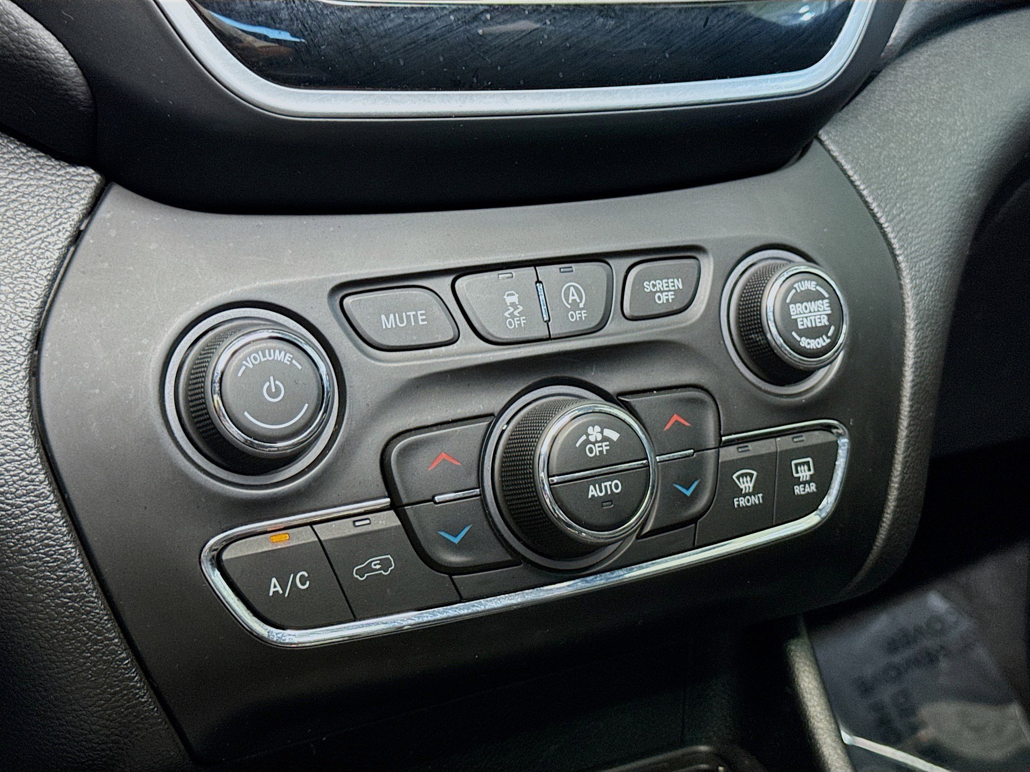 Used 2022 Jeep Cherokee Limited image 11