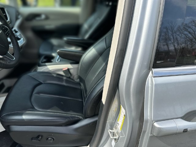 Used 2024 Chrysler Pacifica Touring-L FWD image 12