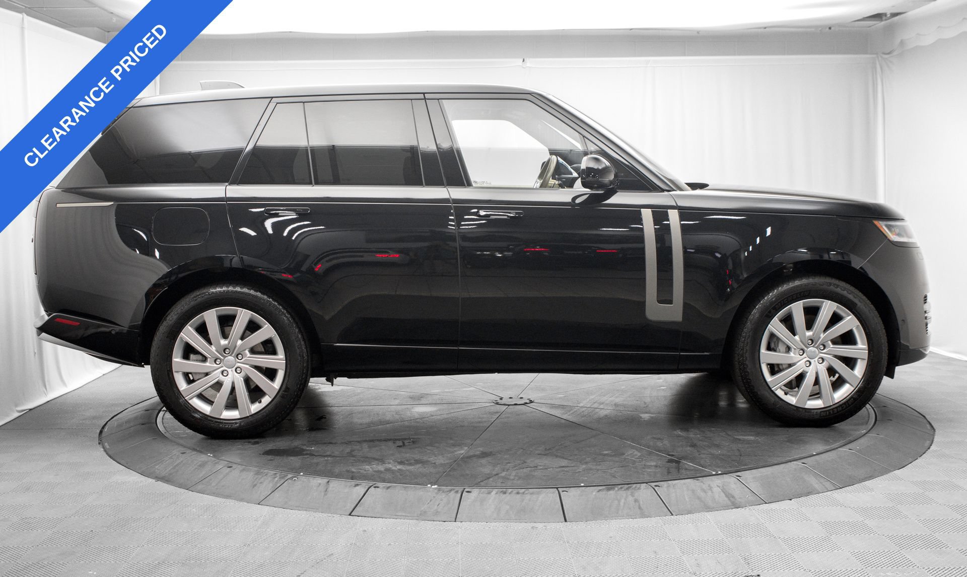 Used 2023 Land Rover Range Rover SE AWD/4WD image 2