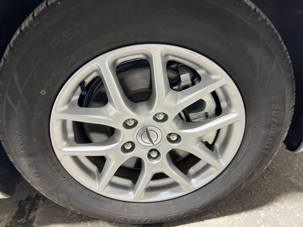 Used 2023 Chrysler Pacifica Touring-L FWD image 40