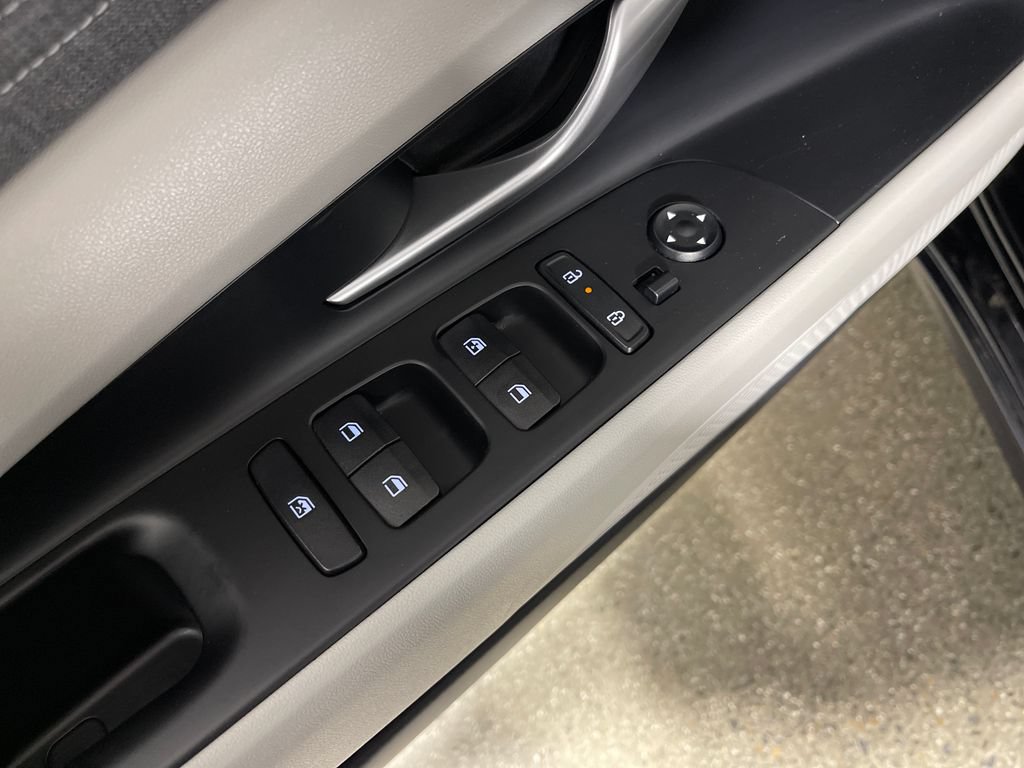 Certified 2025 Hyundai Elantra Limited FWD image 18