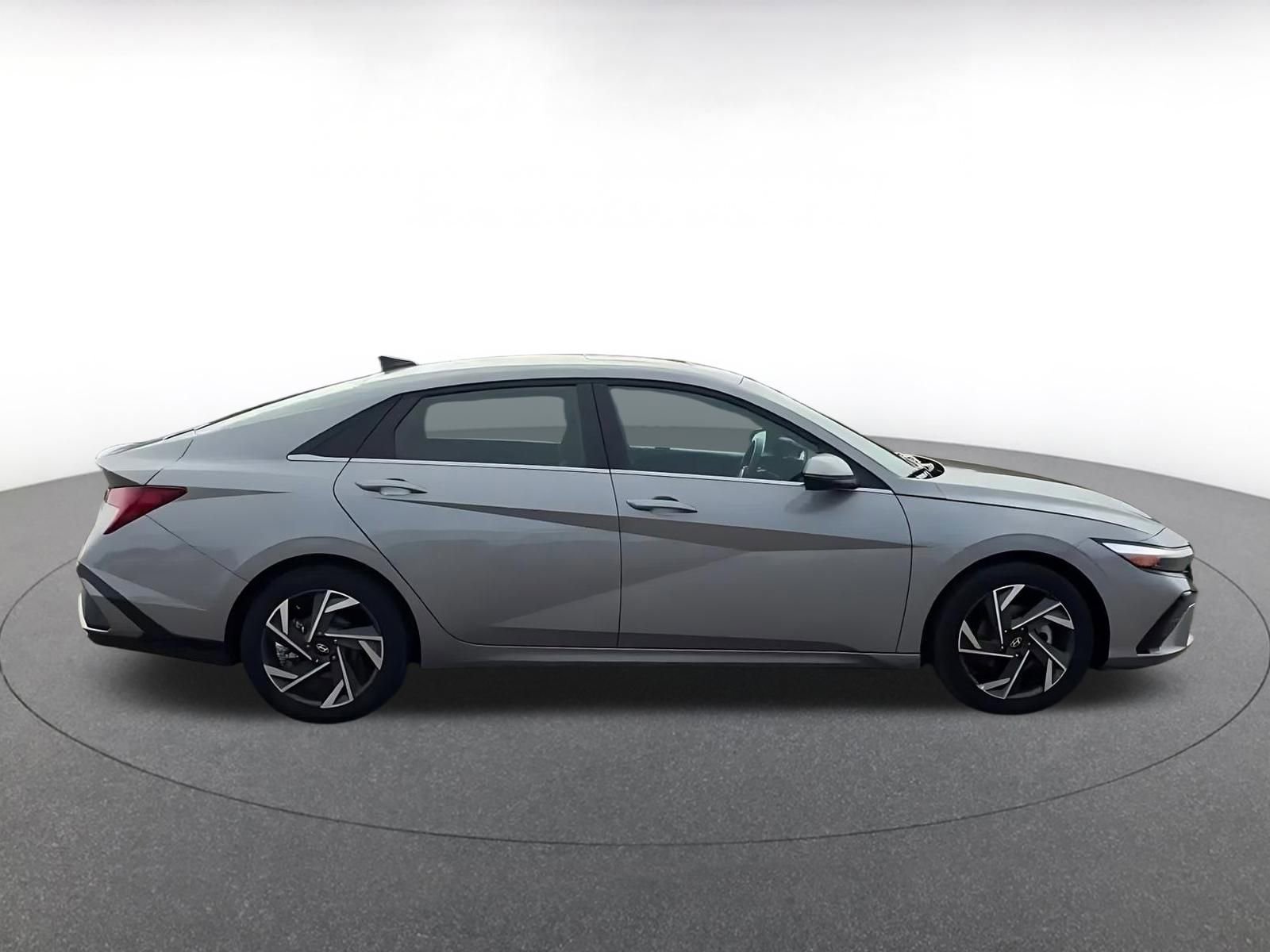Used 2025 Hyundai Elantra Limited FWD image 15
