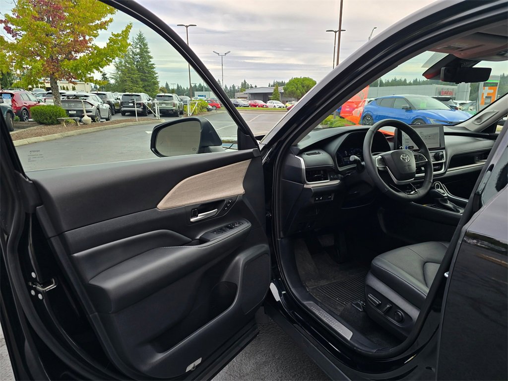 Used 2025 Toyota Grand Highlander AWD image 7