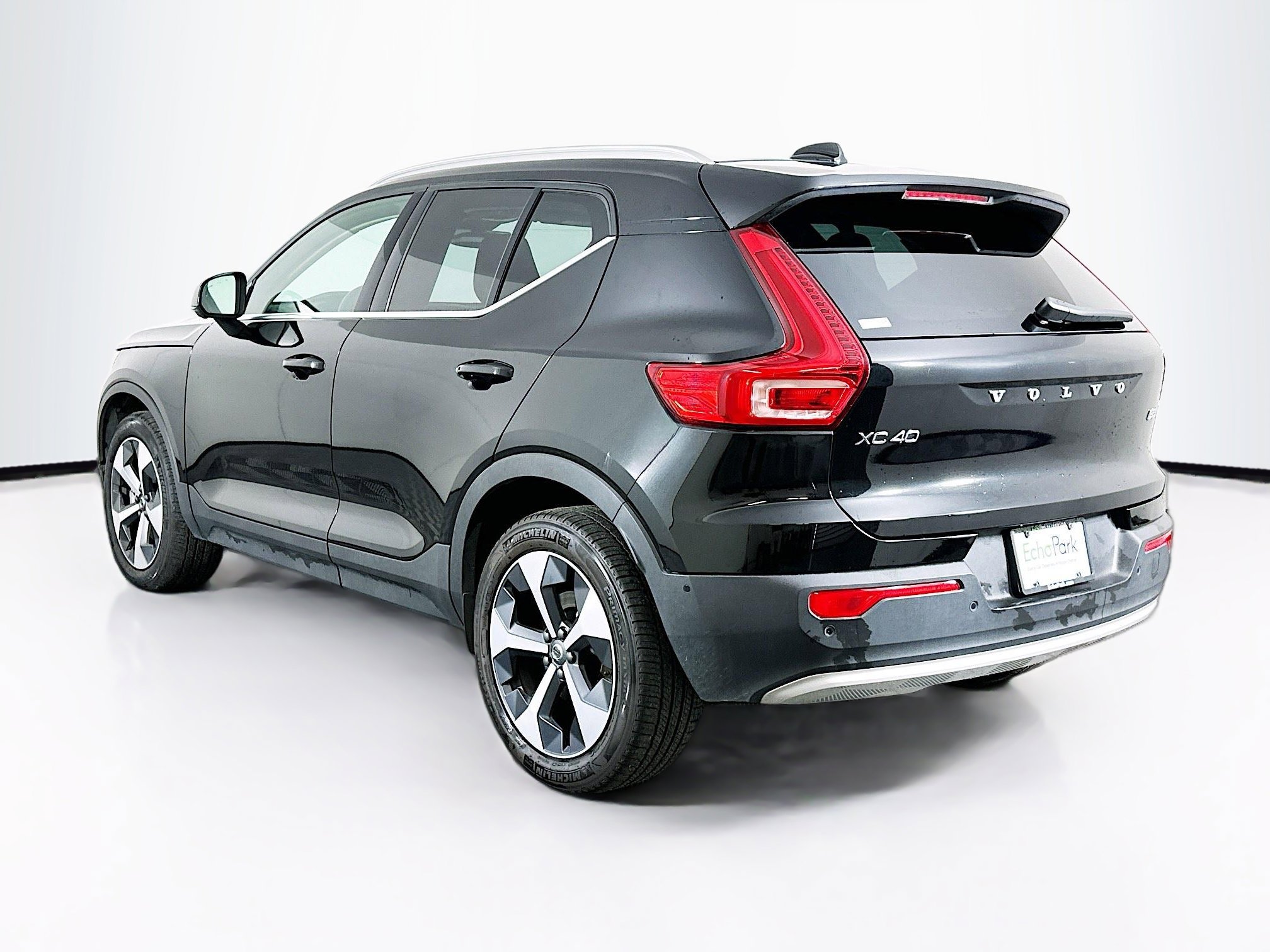 Used 2025 Volvo XC40 B5 Plus image 5