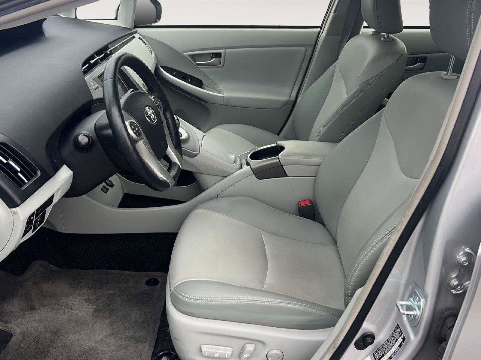 Used 2015 Toyota Prius Five FWD image 9