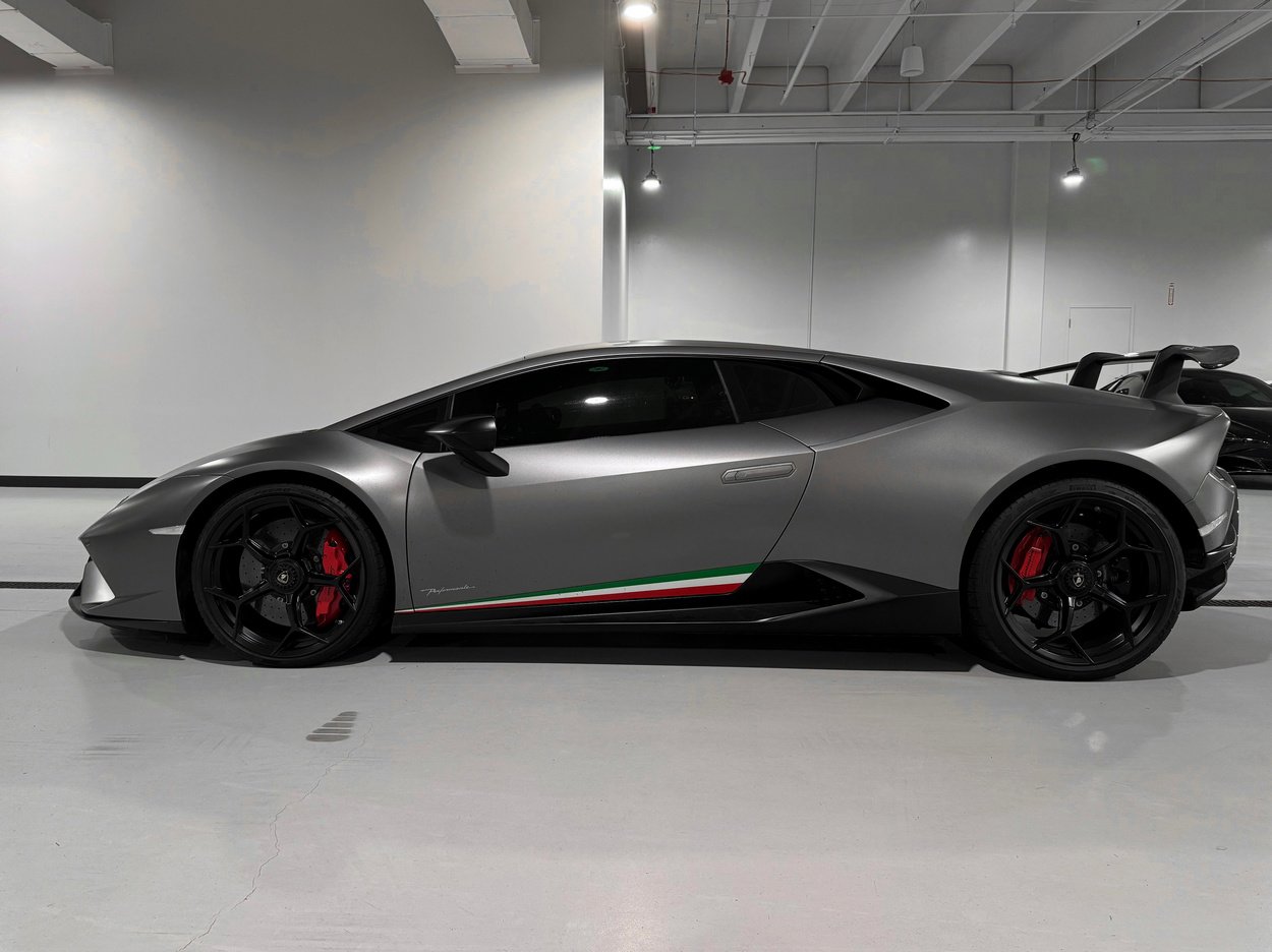 Used 2018 Lamborghini Huracan Performante image 2