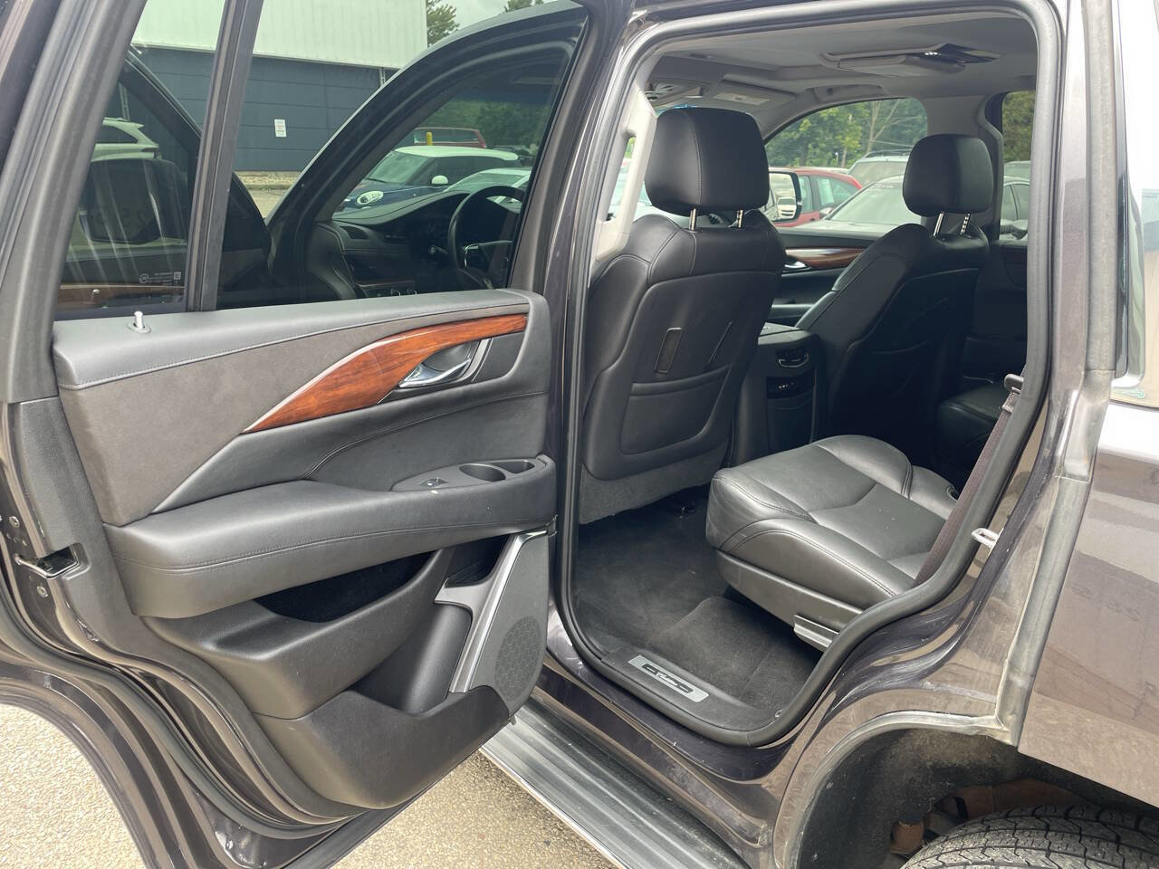 Used 2016 Cadillac Escalade Luxury image 11