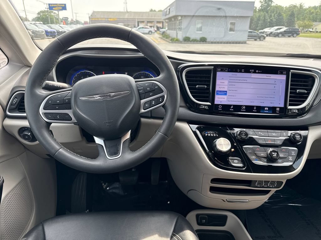 Used 2024 Chrysler Pacifica Touring-L FWD image 9