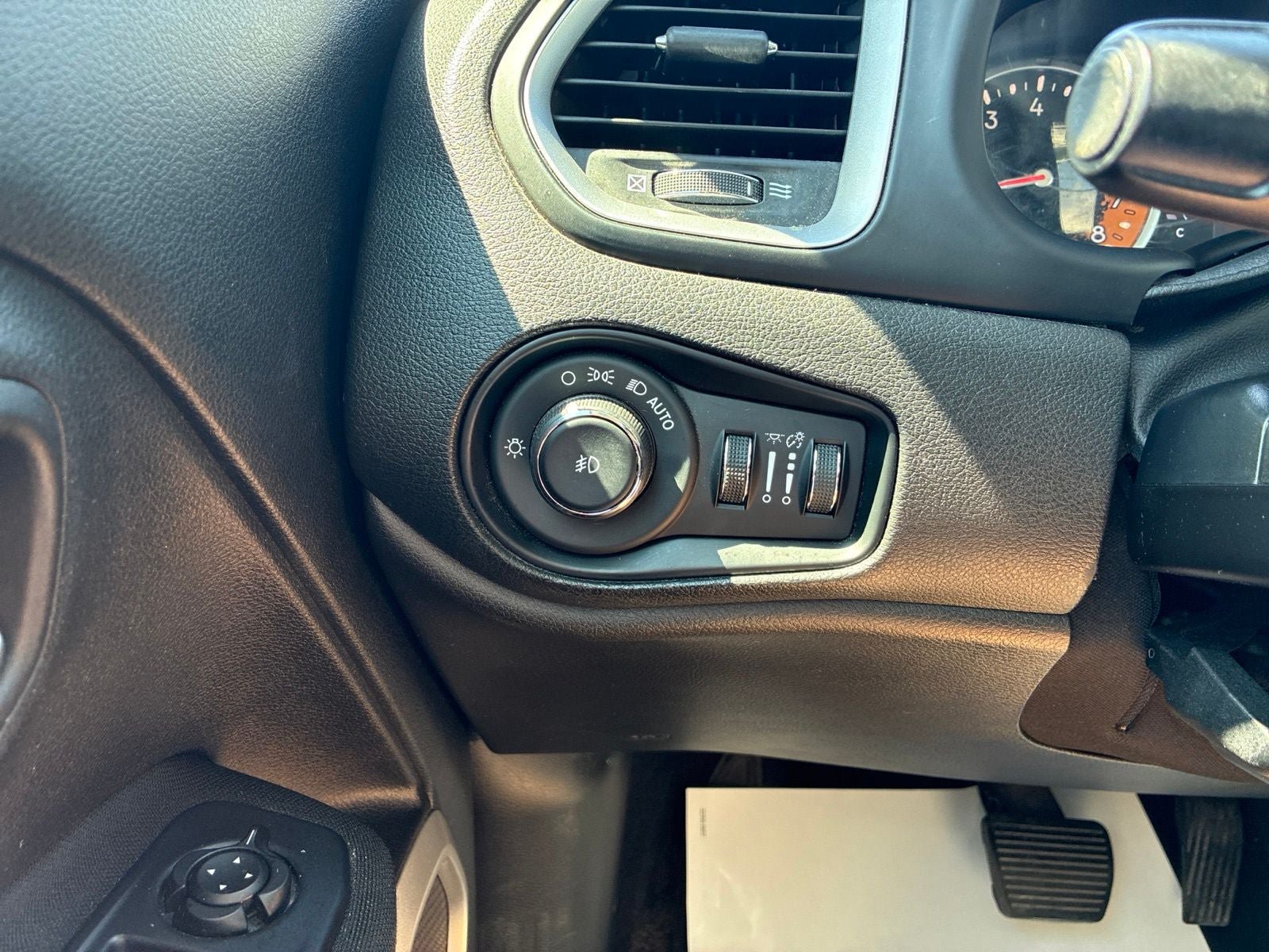 Used 2018 Jeep Renegade Latitude w/ Cold Weather Group AWD/4WD image 26