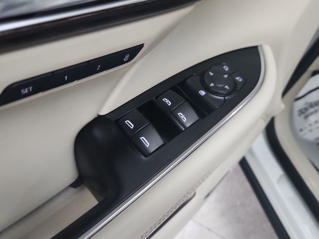 Used 2023 Buick Envision Avenir AWD/4WD image 17