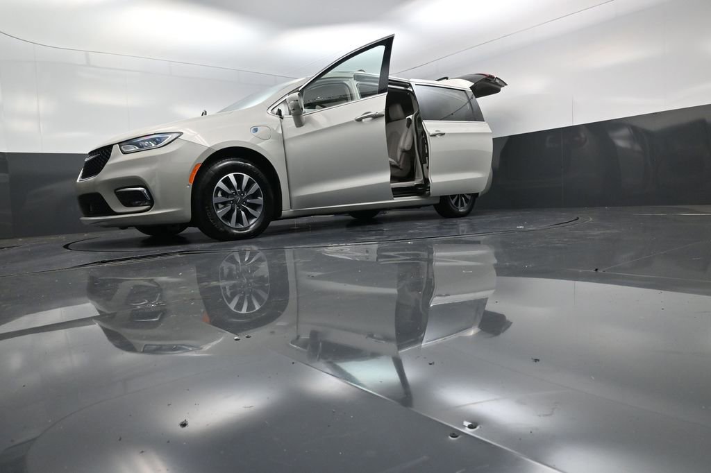 Used 2021 Chrysler Pacifica Touring-L image 28