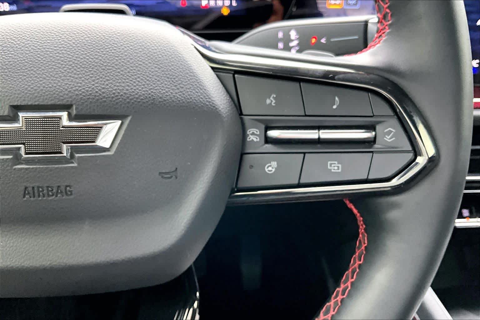 Used 2024 Chevrolet Traverse RS FWD image 25