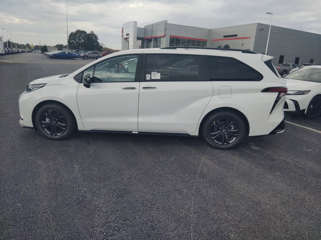 New 2026 Toyota Sienna XSE AWD/4WD image 4