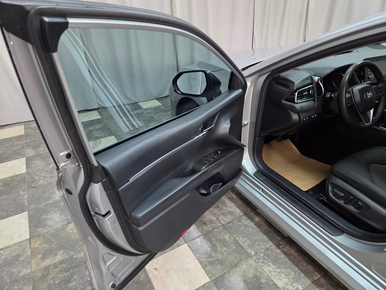 Used 2021 Toyota Camry LE image 9