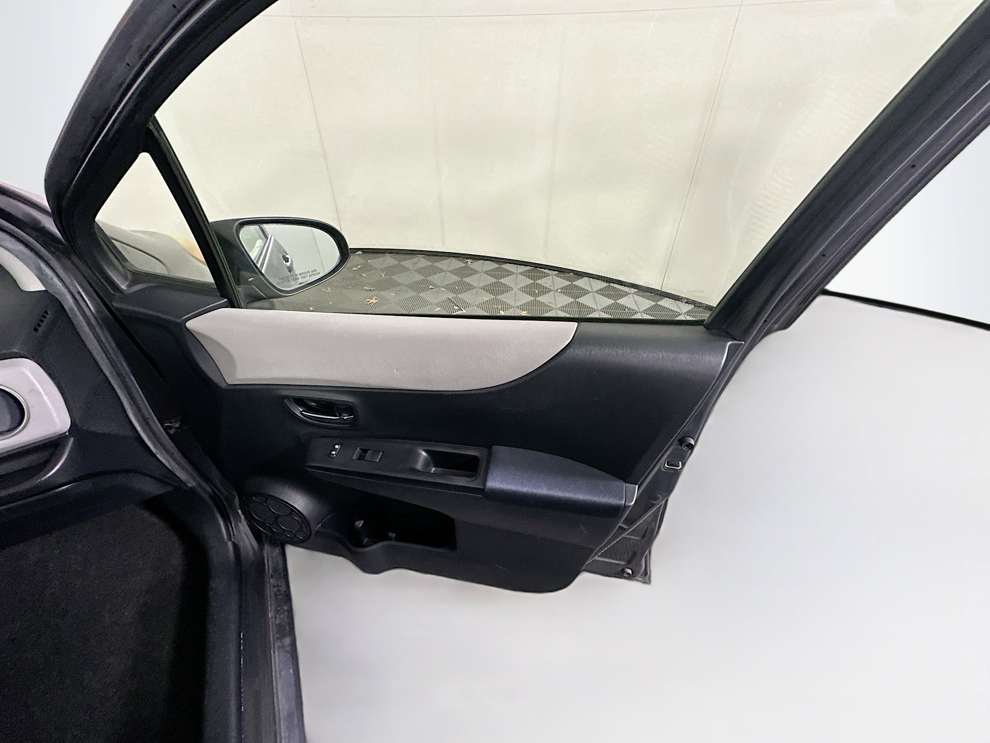 Used 2013 Toyota Yaris LE image 30