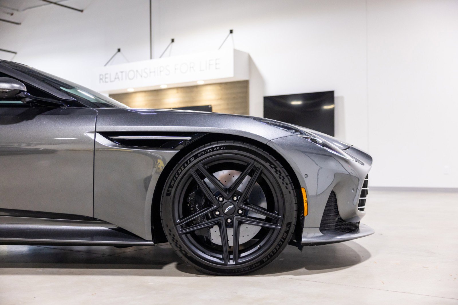 Used 2024 Aston Martin DB12 Coupe image 23