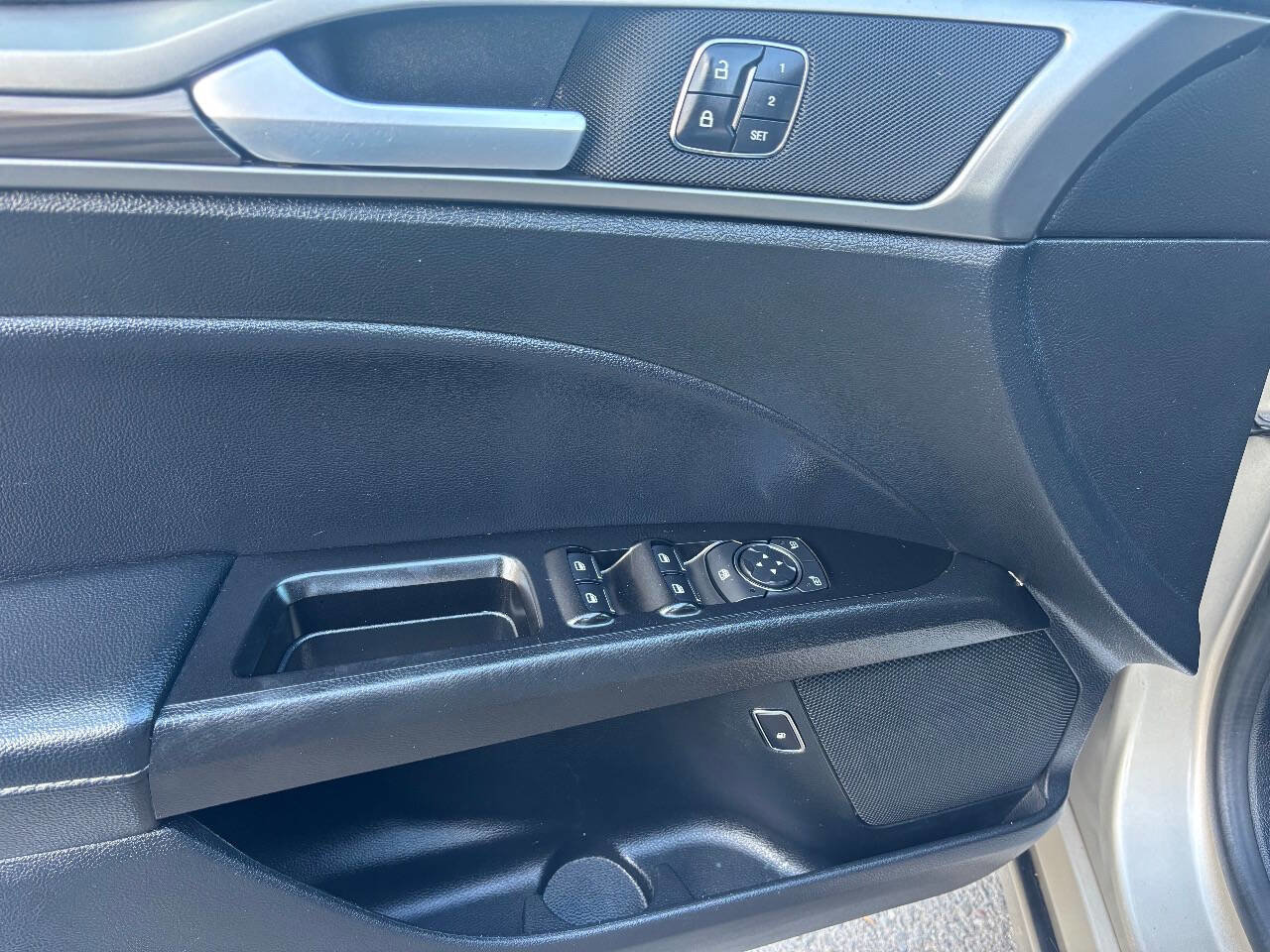 Used 2017 Ford Fusion SE w/ Equipment Group 602A image 18