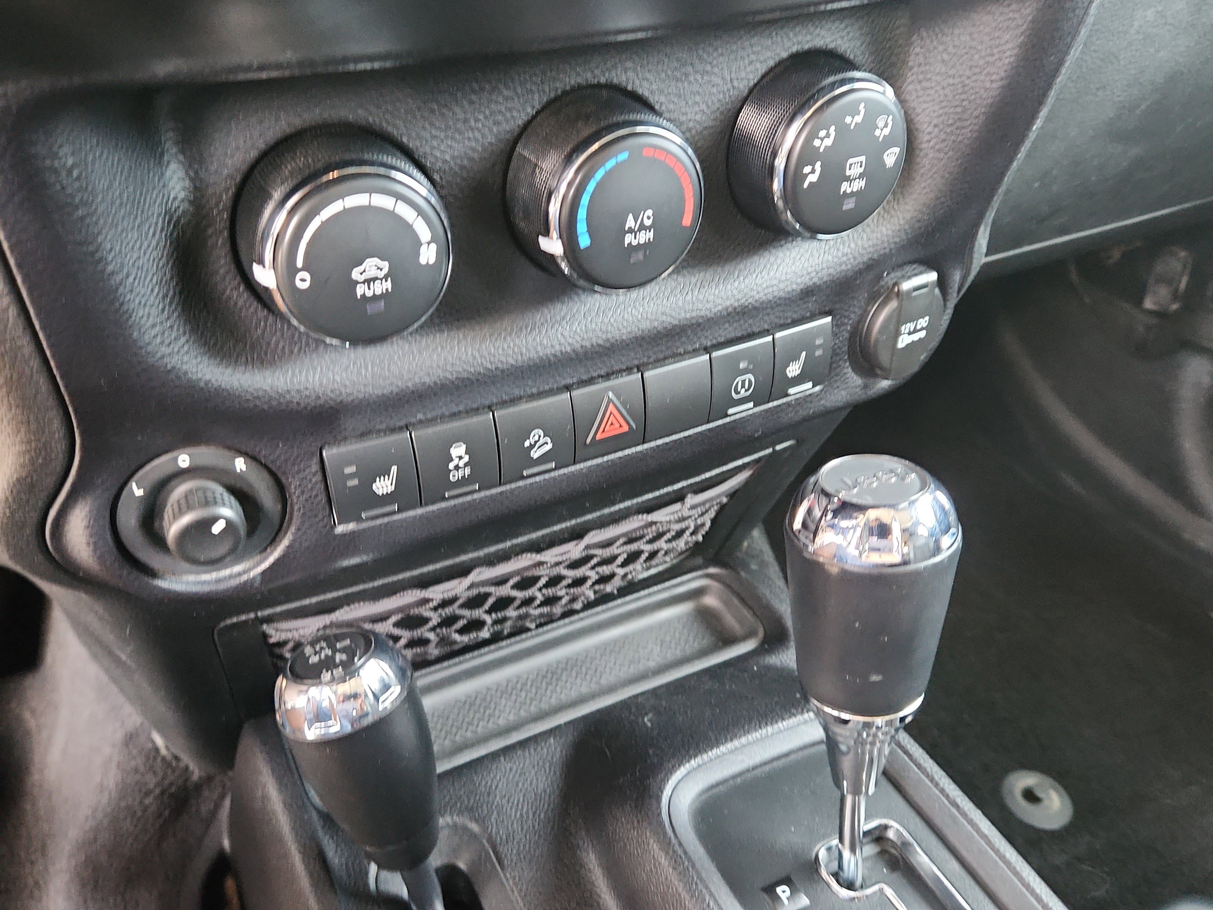 Used 2016 Jeep Wrangler Unlimited Sahara image 25