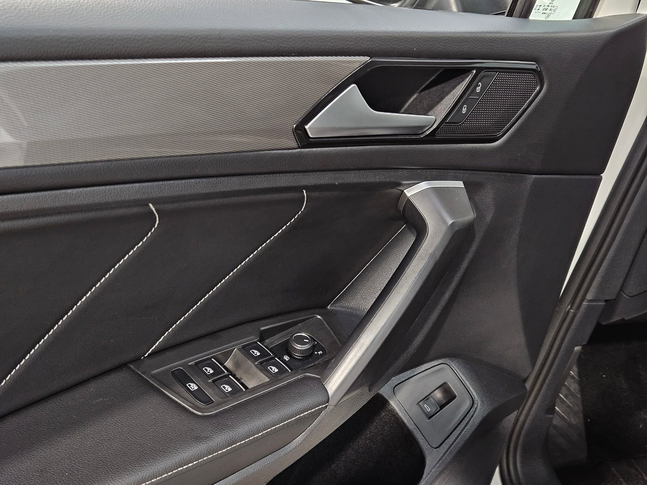 Used 2024 Volkswagen Tiguan SE image 21