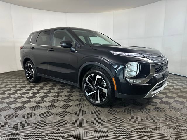 Used 2024 Mitsubishi Outlander SE image 2