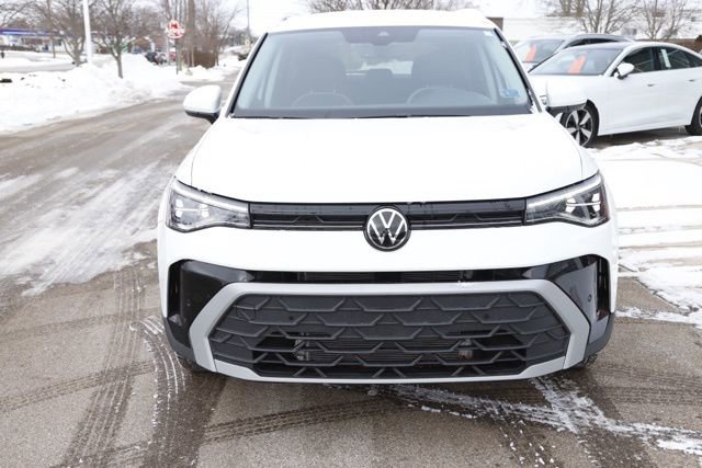 Used 2025 Volkswagen Taos SE w/ Black Wheel Package image 9