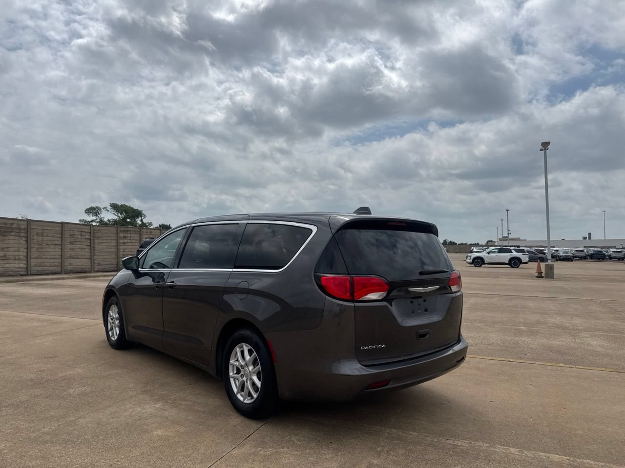 Used 2017 Chrysler Pacifica Touring FWD image 13
