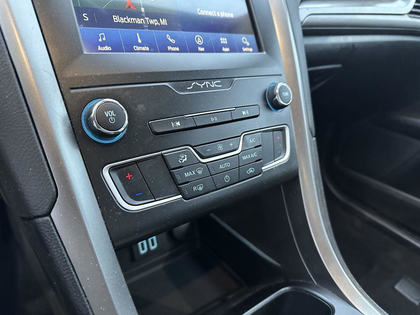 Used 2020 Ford Fusion SE FWD image 30