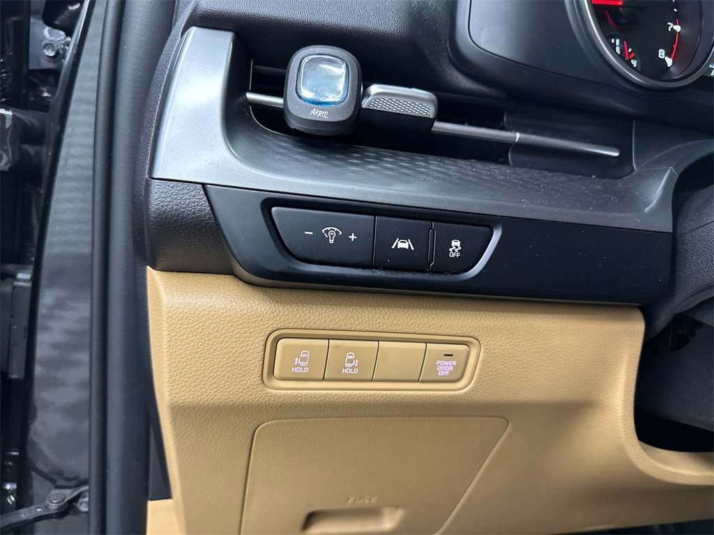 Used 2022 Kia Carnival LX image 32